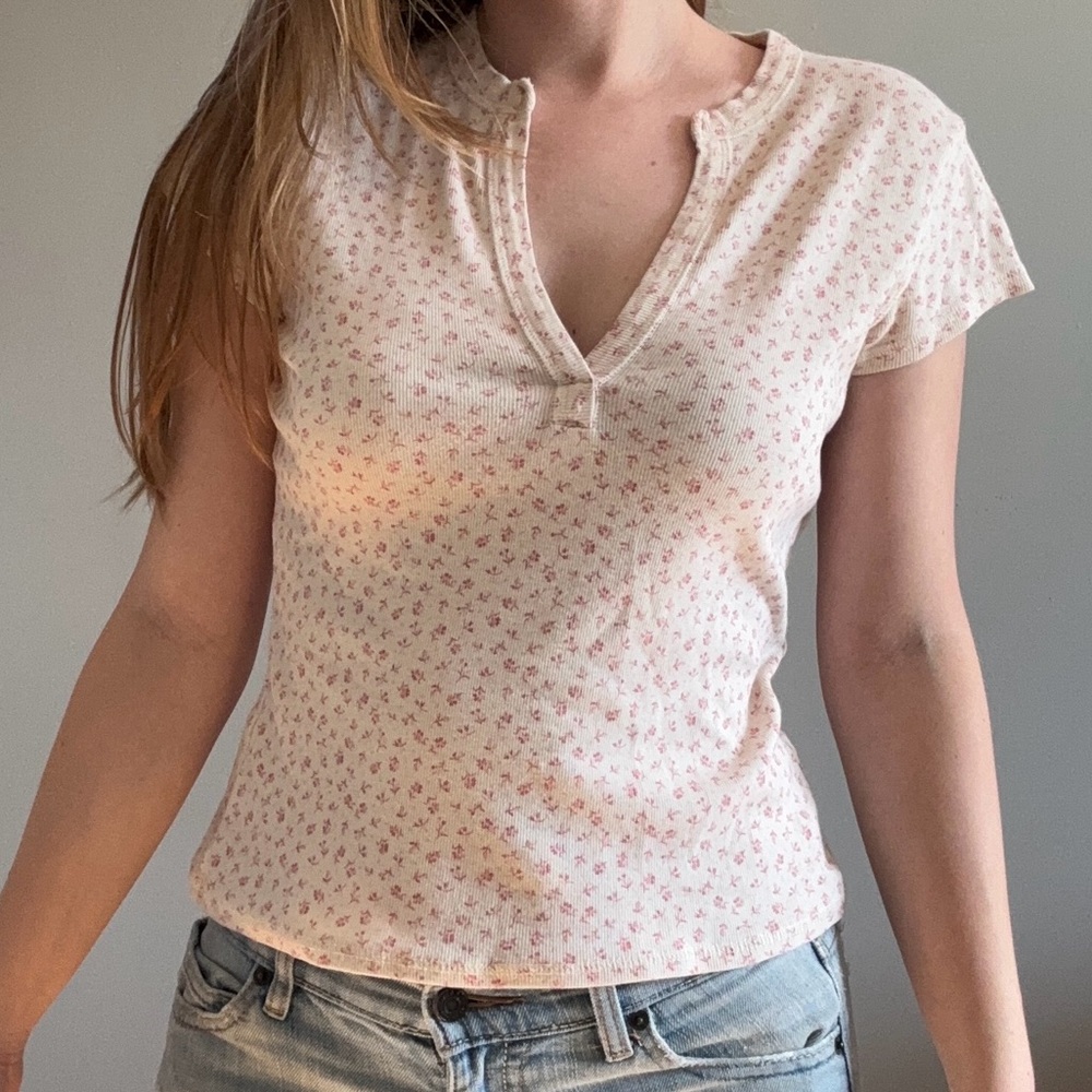 Gap Stretch Women’s Pink Floral Ribbed V-Neck Tee